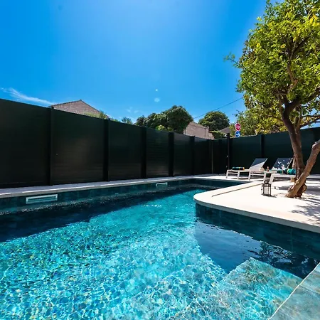 Deluxe Bracolet Private Pool