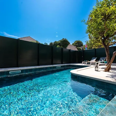 Deluxe Bracolet Private Pool