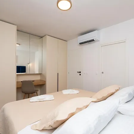 Deluxe Bracolet Private Pool 苏佩塔尔