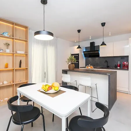 Deluxe Bracolet Private Pool Apartment *